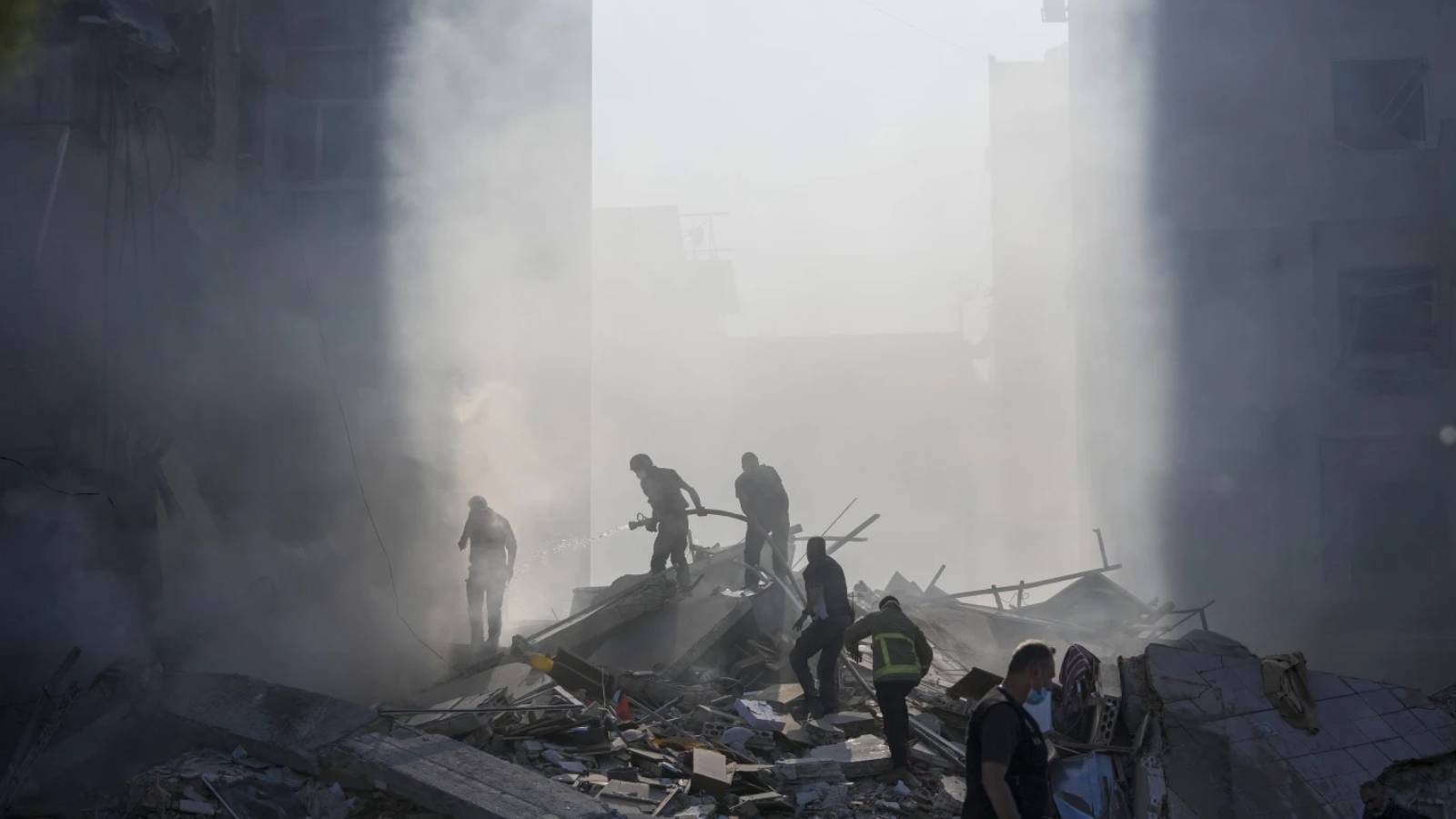 Lübnanlı fotoğrafçı, çocukluğunun geçtiği mahallede bir apartmanın İsrail bombasıyla vurulmasını an an fotoğrafladı